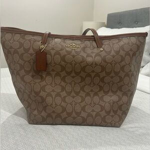 EUC Coach Signature F34105 Taxi Tote Bag